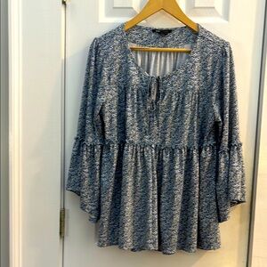 Robert Louis Baby Doll style Women's Blue Mini floral top - size L